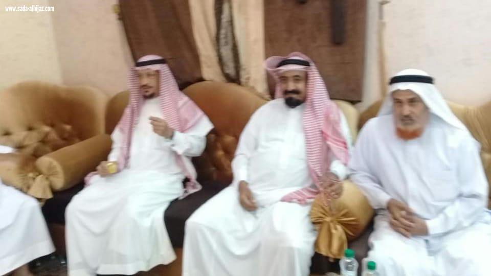 بحضور وكيل المحافظة ومشائخ الشمل رئيس لجنة التنمية بمحافظة الطوال يحتفل بتخرج أخيه