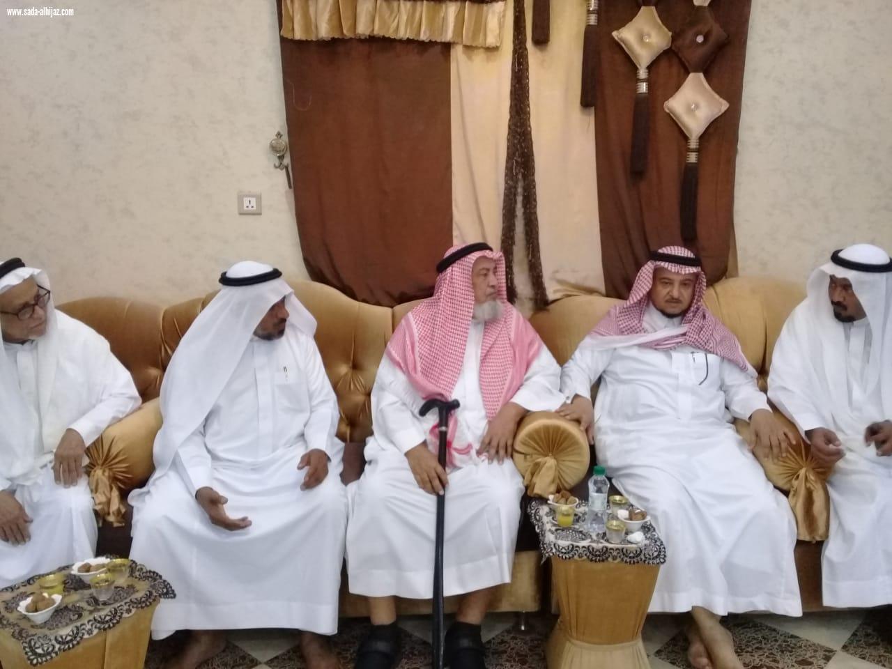 بحضور وكيل المحافظة ومشائخ الشمل رئيس لجنة التنمية بمحافظة الطوال يحتفل بتخرج أخيه