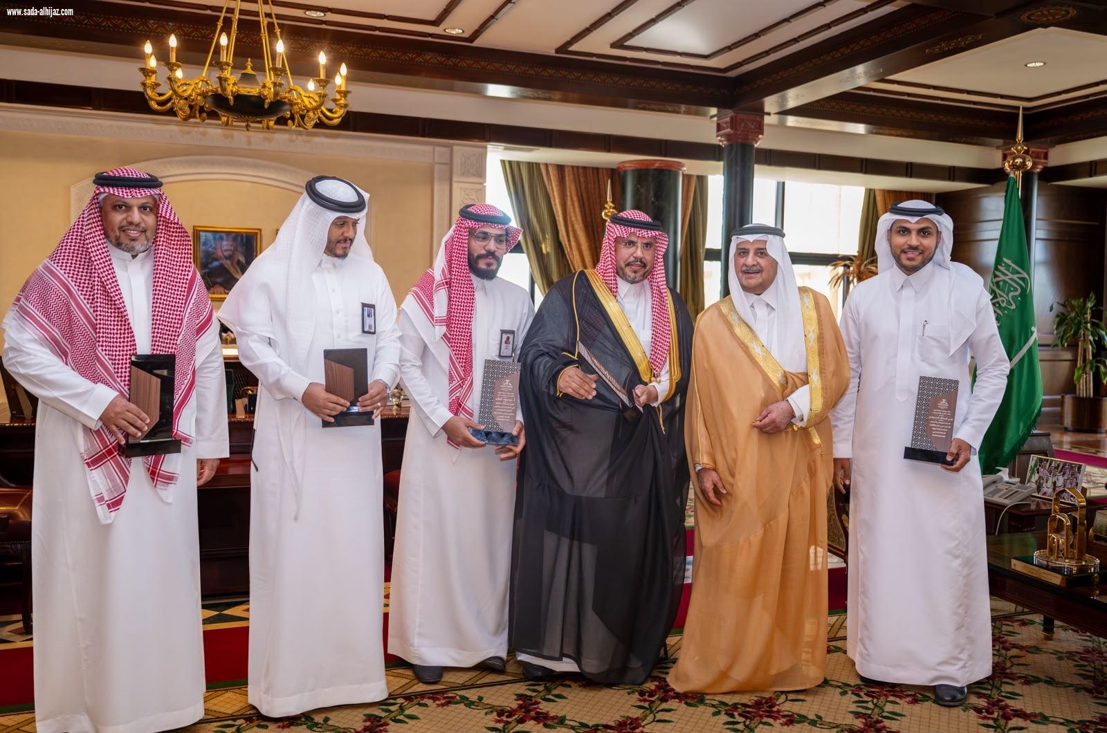 أمير تبوك يكرم الفرق الفائزة في 
