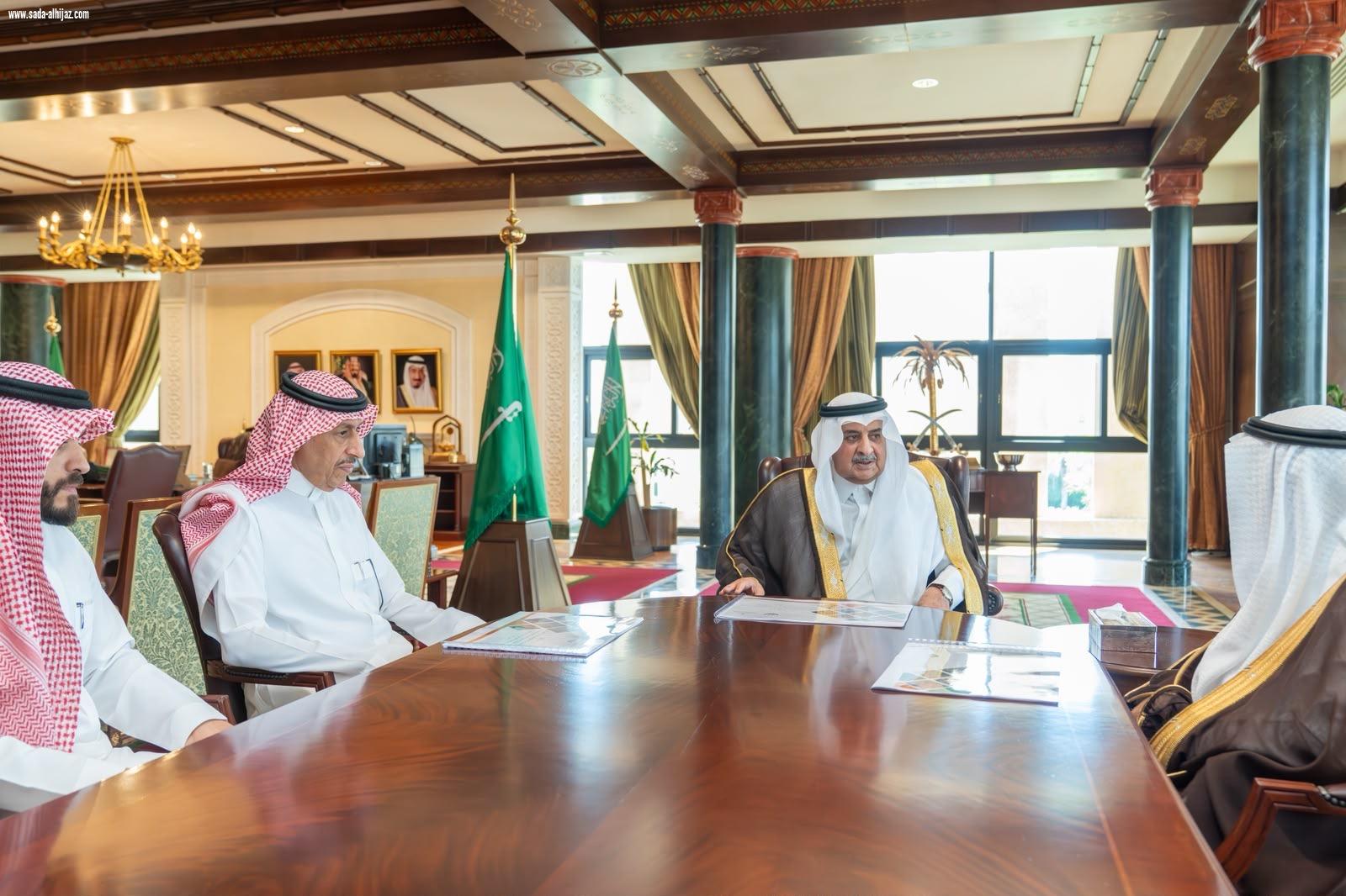 أمير تبوك يطلع على نسب الإنجاز في المشروعات التي تنفذها امانه المنطقة  