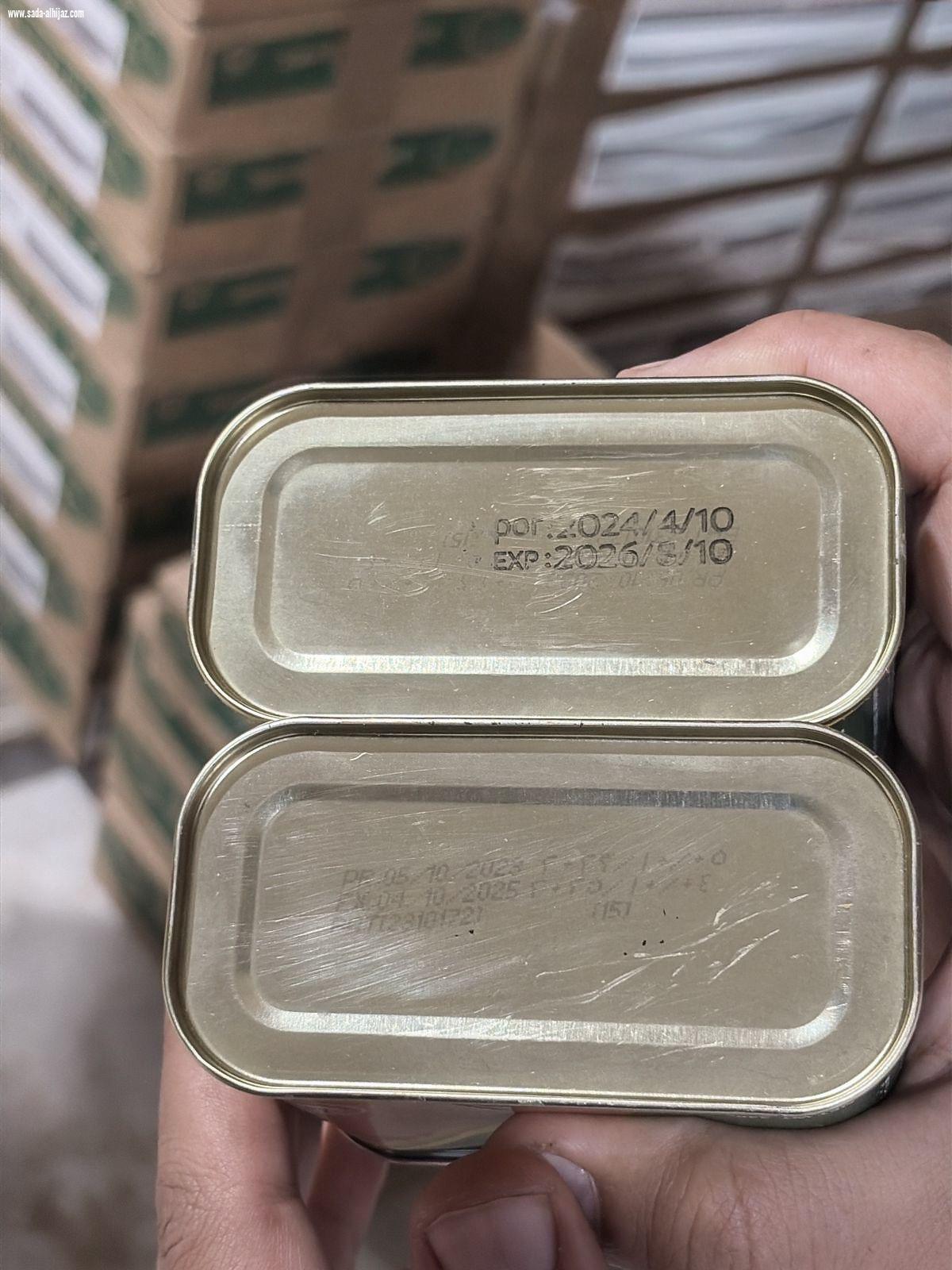 أمانة منطقة تبوك تضبط مستودعًا مخالفًا وتصادر 68 طنًا من المواد الغذائية منتهية الصلاحية  