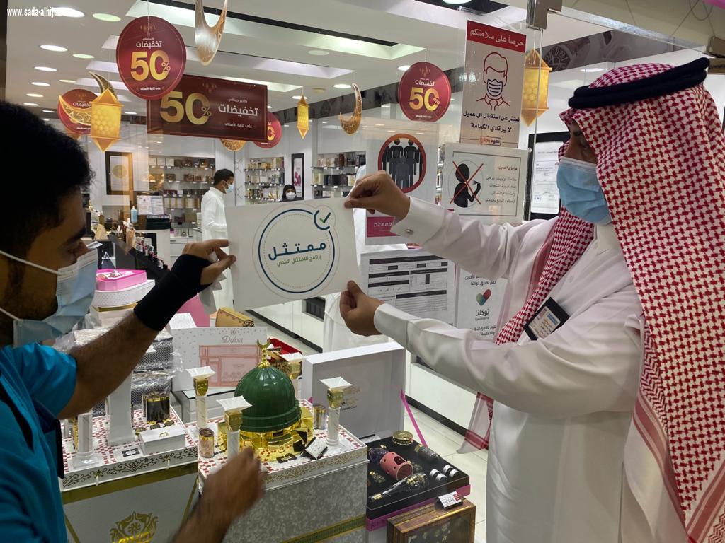 رئيس بلدية بقيق يشارك الفرق الرقابية في حملة لتفعيل مبادرة 