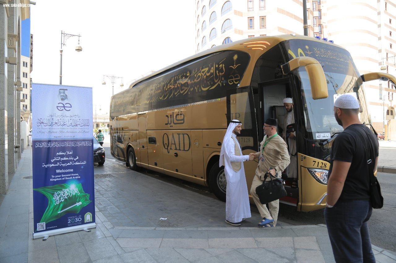   ضيوف برنامج خادم الحرمين يصلون إلى المدينة المنورة بعد أن أدوا مناسك الحج والعمرة