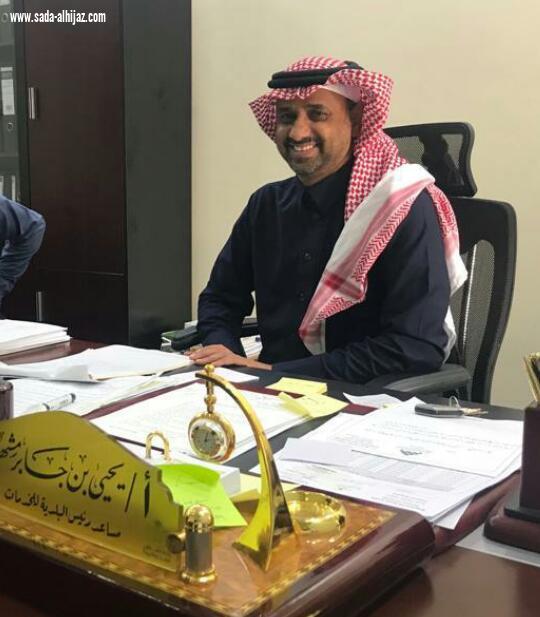 العميد الركن عامر الشهري يقدم شهادة شكر وتقدير لنائب رئيس  بلدية صامطة