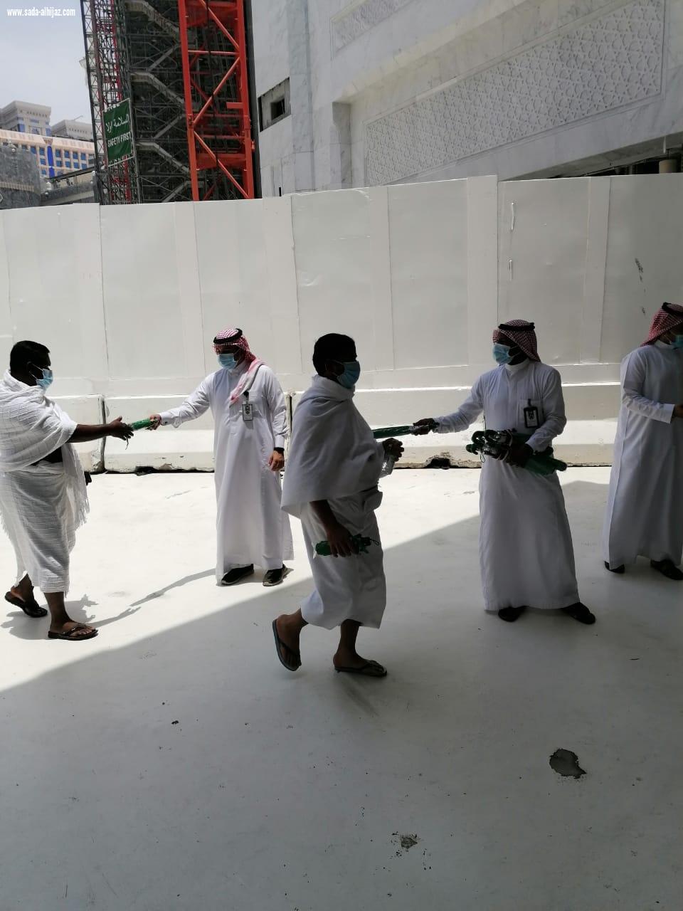 الرئاسة العامة لشؤون المسجد الحرام والمسجد النبوي توزع 3000 مظلة على المعتمرين