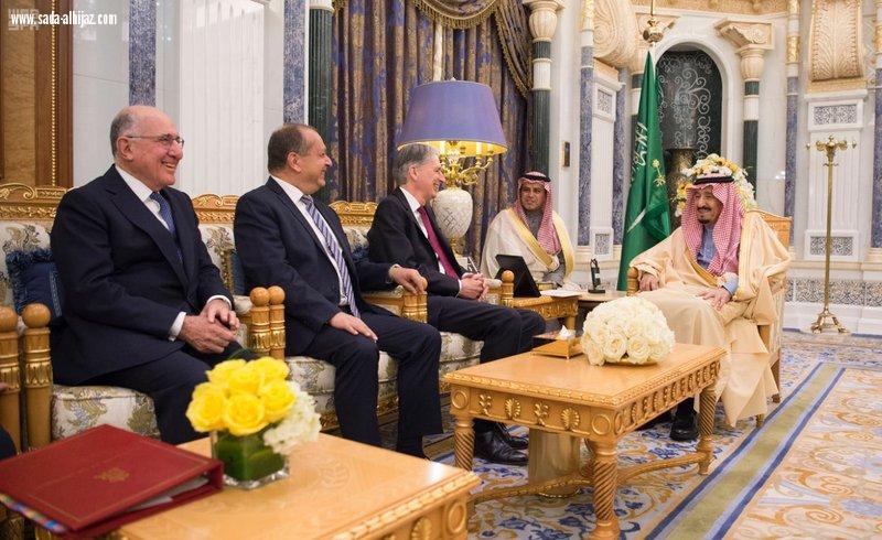 خادم الحرمين الشريفين يستقبل وزير الخزانة البريطاني...