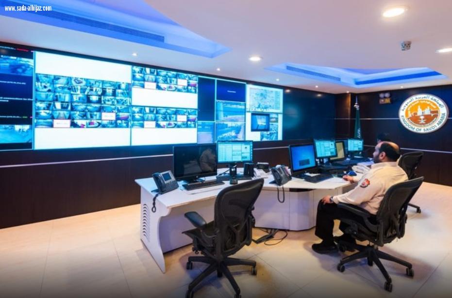 شباب سعودي يعمل على مدار الساعة بمركز الأنظمة والطوارئ بينبع الصناعية.