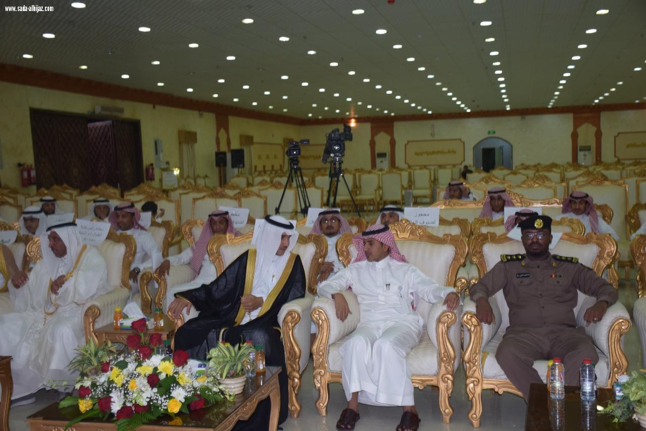 بحضور عدد من المسؤولين والمشايخ محافظ محافظة الطوال بالنيابة يدشن مركز النشاط الإجتماعي بالمباركة.