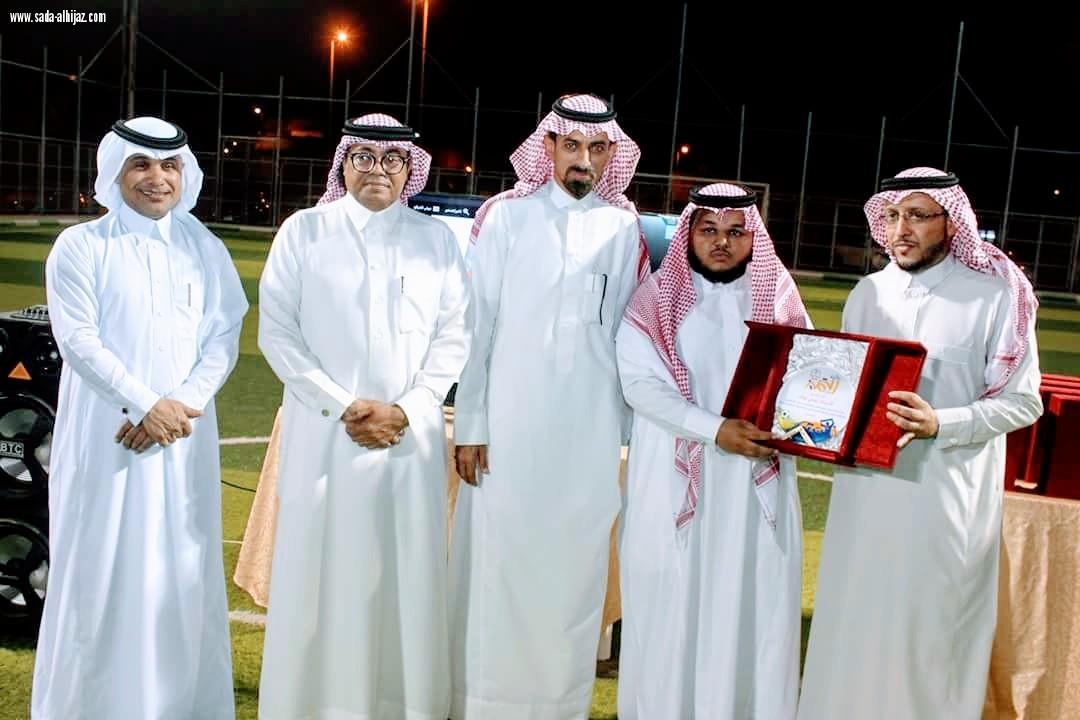 مكتب فرق الأحياء بصامطة يكرم العواف