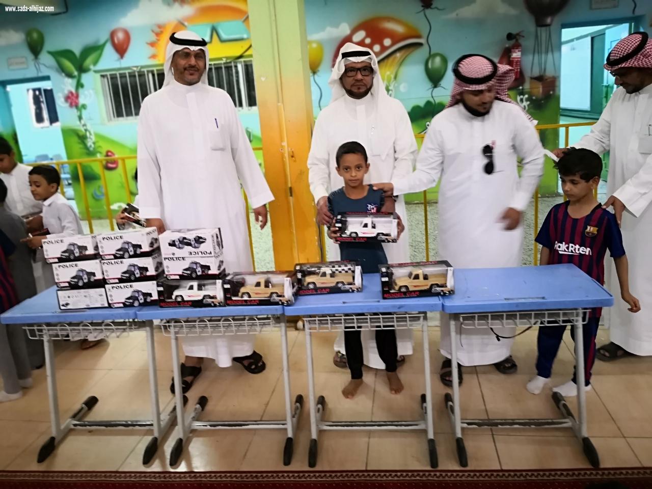 معلم الصف الاول بابتدائية العباس يكرم الطلاب المتميزين بمادة لغتي