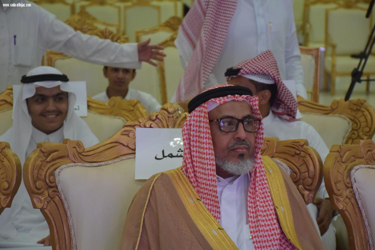 بحضور عدد من المسؤولين والمشايخ محافظ محافظة الطوال بالنيابة يدشن مركز النشاط الإجتماعي بالمباركة.