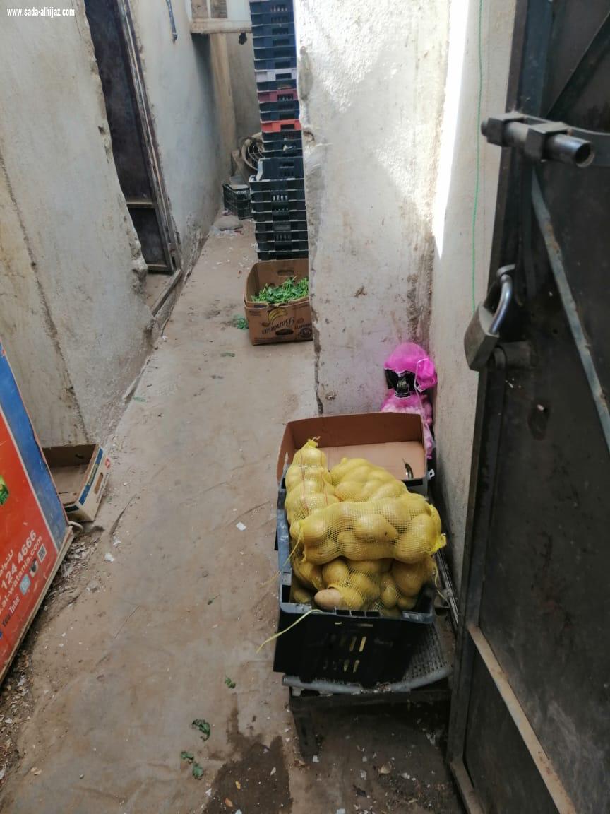 بالتعاون مع الجهات الأمنية بلدية محافظة الطوال تضبط سكن عمالة مخالف يستخدم لإعداد الأطعمة