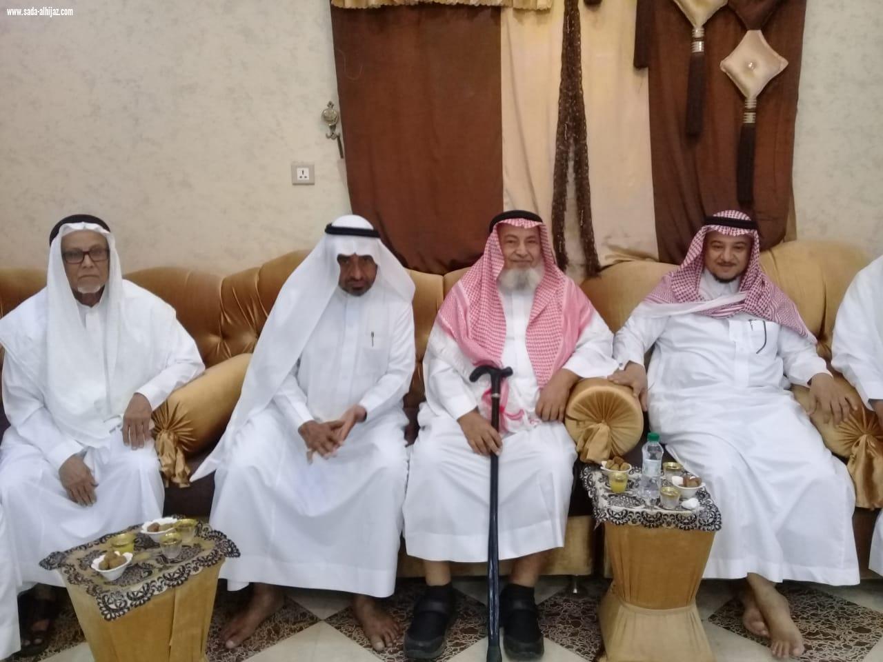 بحضور وكيل المحافظة ومشائخ الشمل رئيس لجنة التنمية بمحافظة الطوال يحتفل بتخرج أخيه