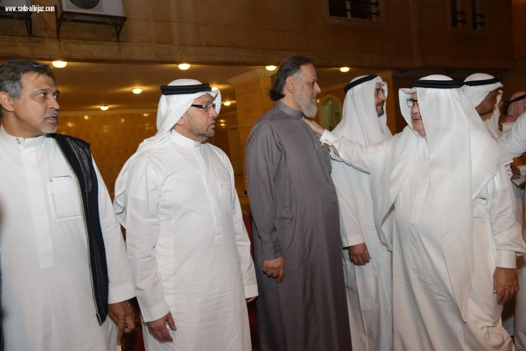 صاحب السمو الملكي الأميرعمرو الفيصل يقدم العزاء لأسرة(أل مرزا)