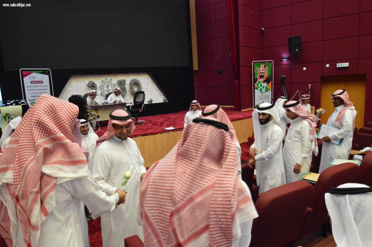 استقبال المعلمين الجدد بالورود وضمن مبادرة تعزيز ولاء المعلم لمهنته وانتمائه للمؤسسة التعليمية 