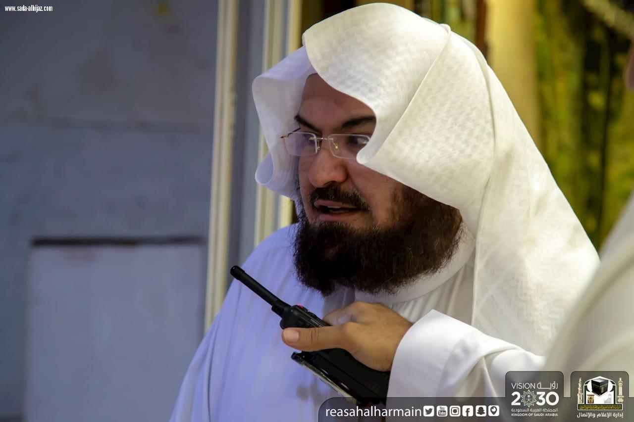 معالي الرئيس العام يوجه العاملين بالمسجد الحرام عبر الجهاز اللاسلكي ويشارك في تجفيف مياه الأمطار خلال جولته الميدانية