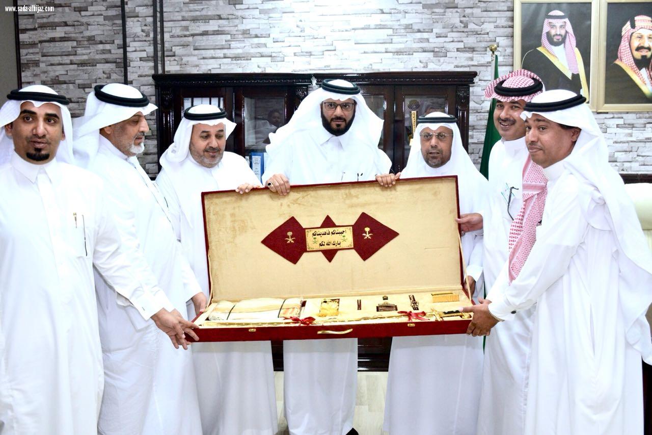 السلمي يكرم أعضاء  وحدة الإعلام  بالمكتب