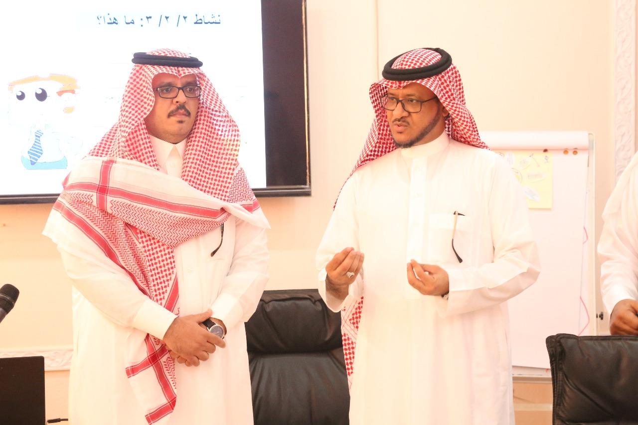 بالصور محافظ صبيا يتفقد مركز التدريب الصيفي في صبيا