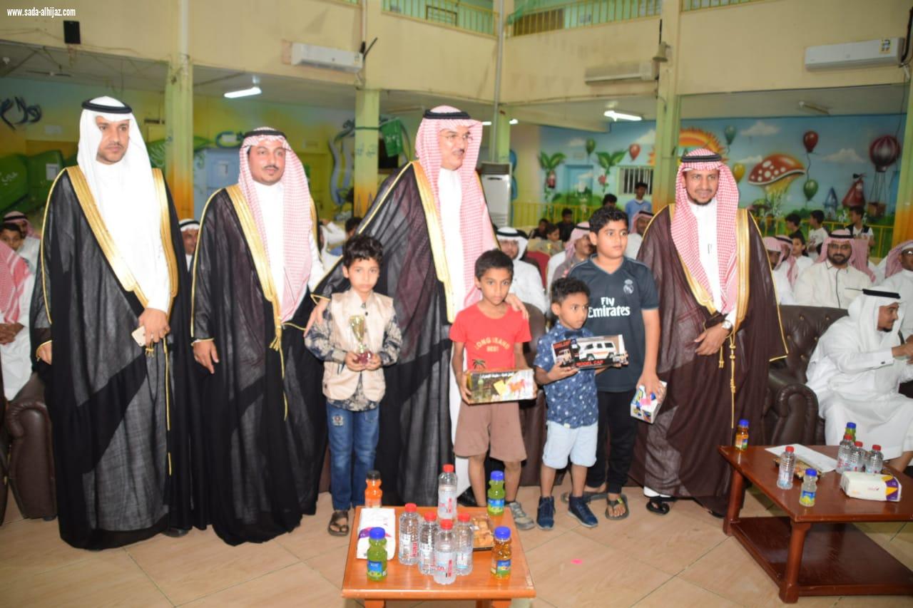 لجنة التنمية الاجتماعية بالطوال تكرم أبناء الشهداء والطلاب المتفوقين في برنامج ( طفل الطــوال )