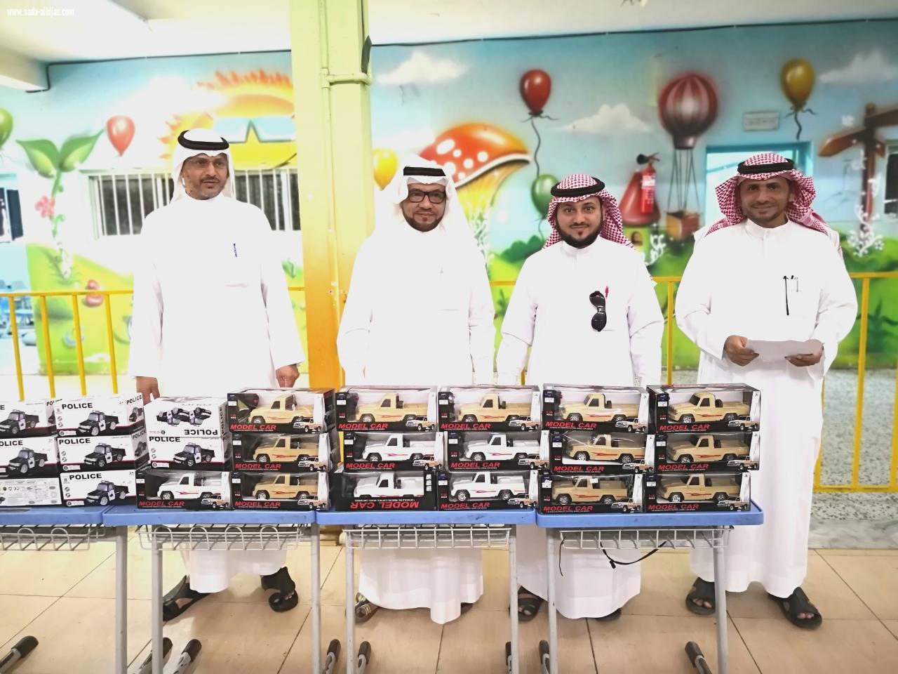 معلم الصف الاول بابتدائية العباس يكرم الطلاب المتميزين بمادة لغتي