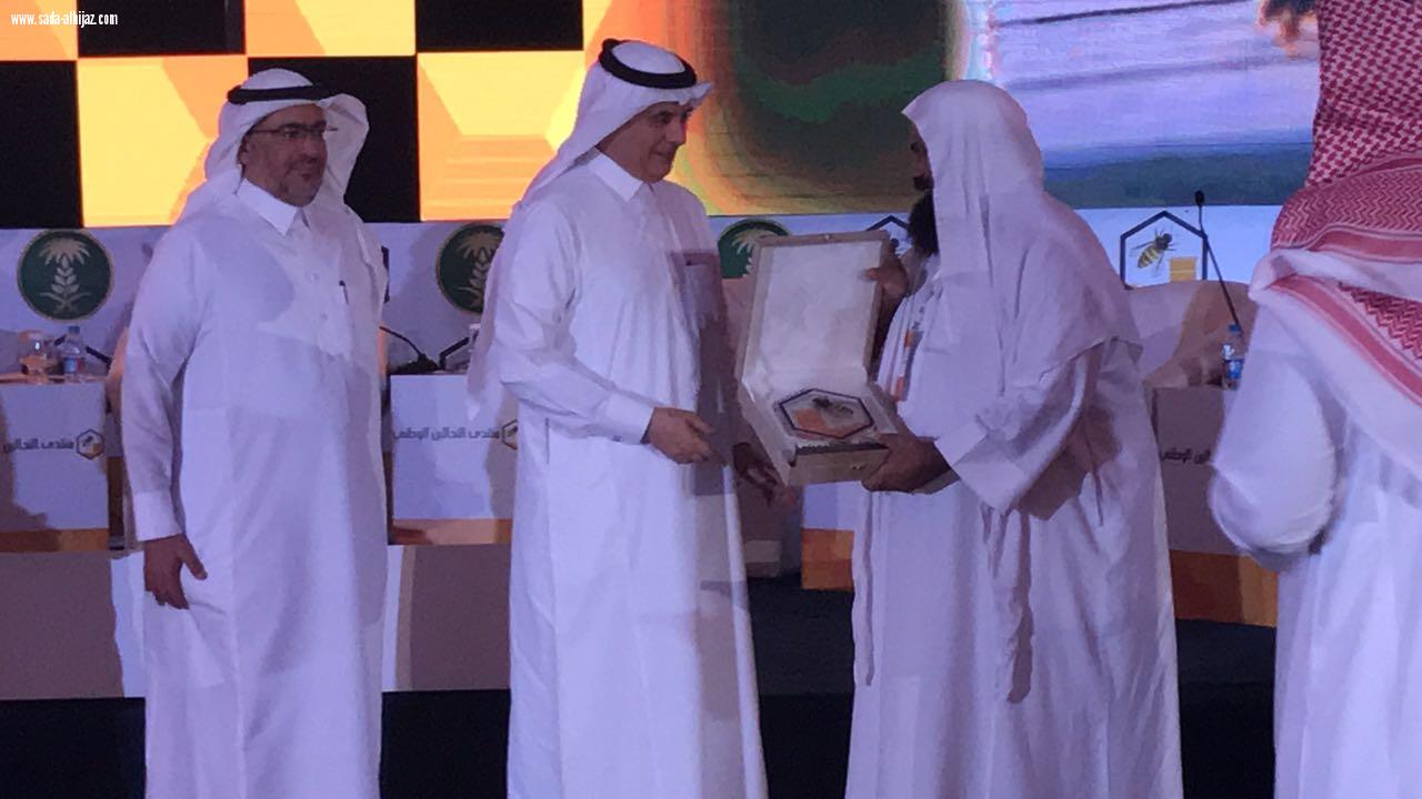 وزير البيئة  والمياه والزراعة  يكرم القثامي