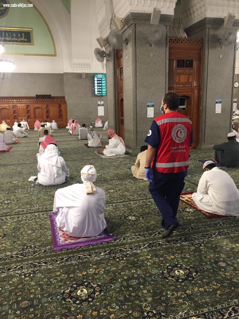 بتوجيهات معالي رئيس هيئة الهلال الأحمر بالمدينة يكثف جهوده باكثر من اربعين فرقة إسعافية لتغطية صلاة عيد الاضحى .