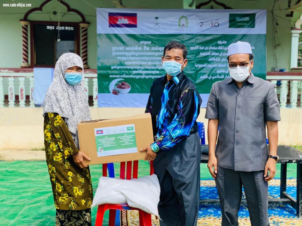 وزارة الشؤون الإسلامية تستكمل توزيع 1100 سلة غذائية في دولة فيتنام ضمن برنامج خادم الحرمين الشريفين للإفطار 