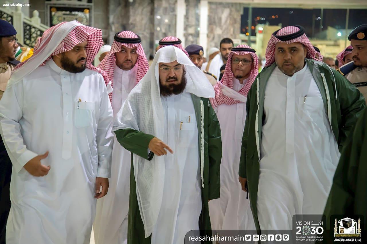 معالي الرئيس العام يوجه العاملين بالمسجد الحرام عبر الجهاز اللاسلكي ويشارك في تجفيف مياه الأمطار خلال جولته الميدانية