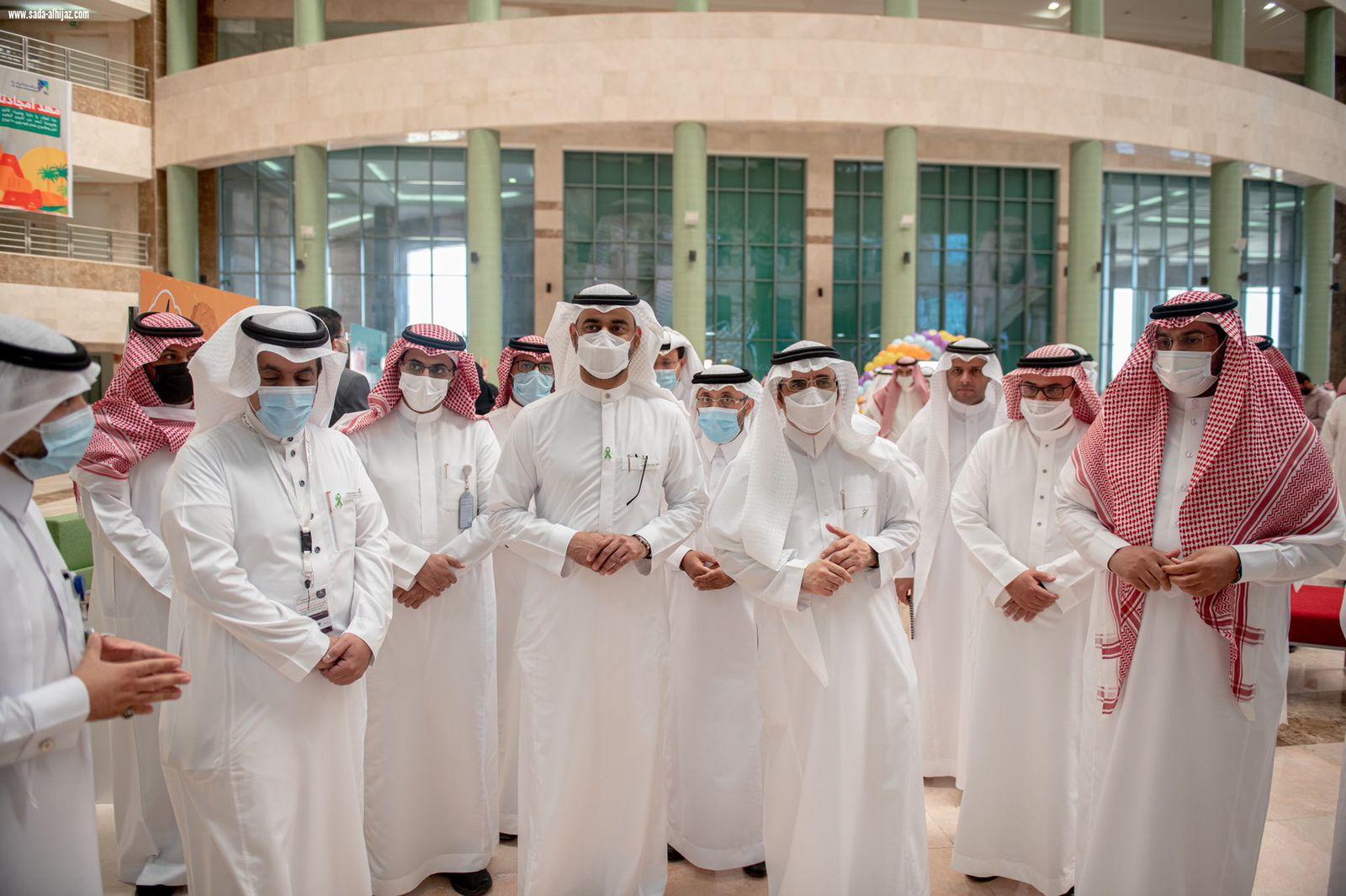 معالي رئيس جامعة الباحة يفتتح معرض اليوم العالمي للصحة النفسية  