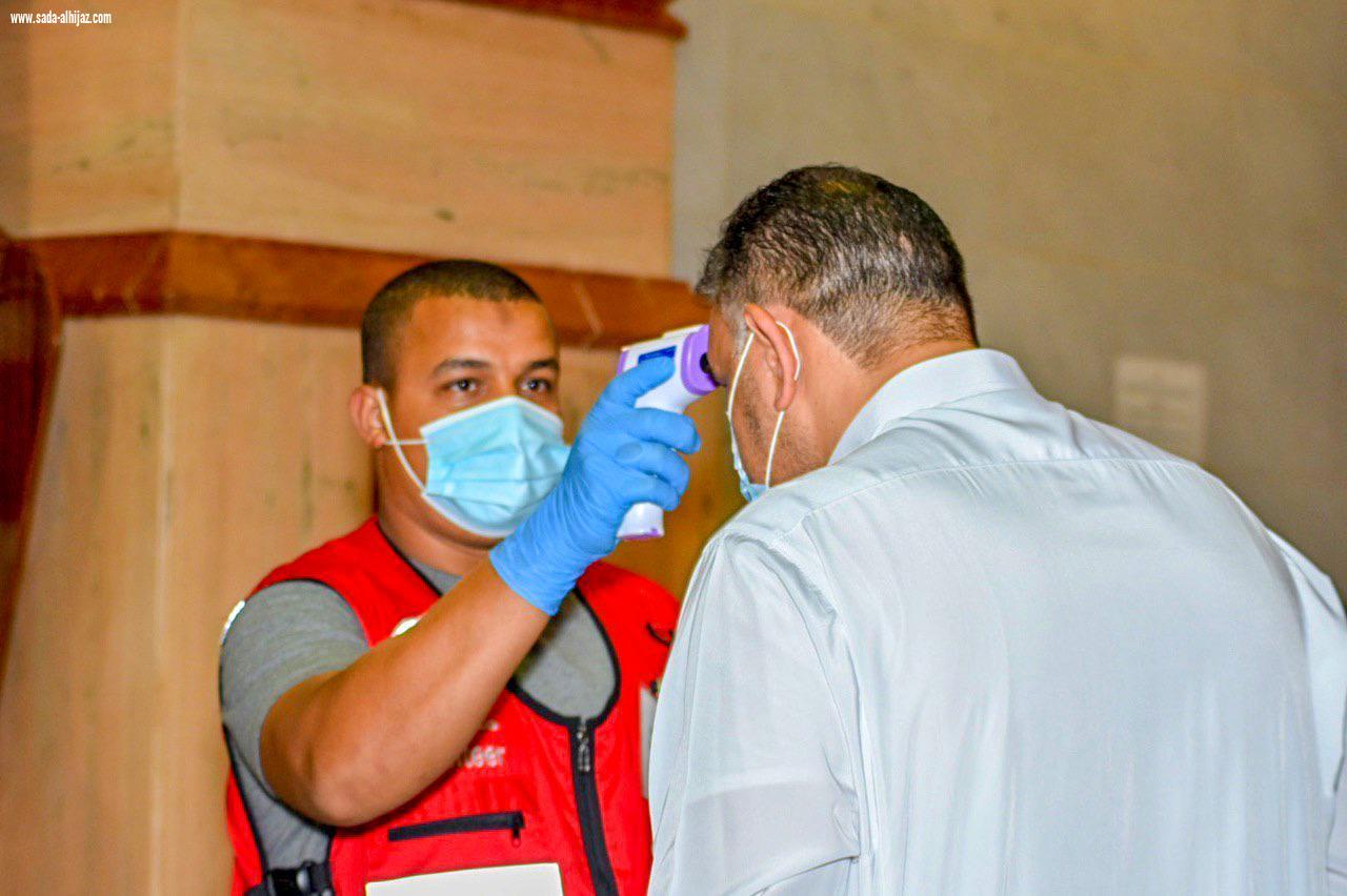 بتوجيهات معالي رئيس هيئة الهلال الأحمر بالمدينة يكثف جهوده باكثر من اربعين فرقة إسعافية لتغطية صلاة عيد الاضحى .