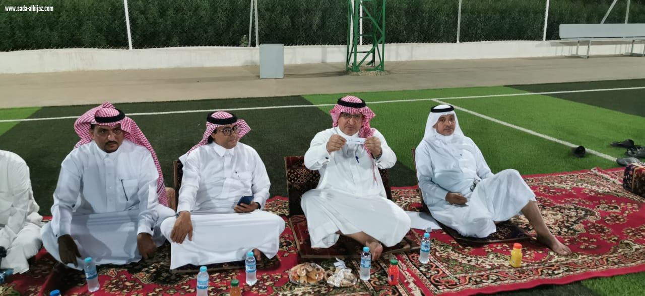 بحضور مدير مكتب رابطة الاحياء بالحد الحنوبي ومستشار لجنة التنمية بالطوال اجراء قرعة دورة الحد الجنوبي الاولى لكرة القدم