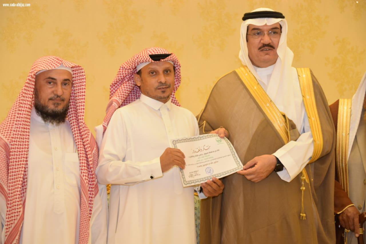 لجنة التنمية الاجتماعية بمحافظة الطوال تكرم مدير تحرير صحيفة صوت جازان بصامطة