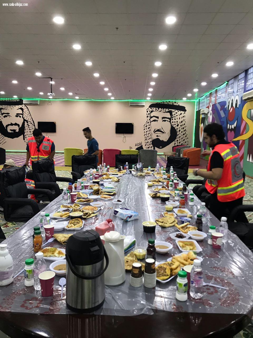 الهلال الاحمر يشارك نزلاء مركز التأهيل الافطار وينظم برنامجا توعوياً بالطائف