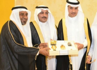 بحضور محافظ محافظة الطوال لجنة التنمية الاجتماعية بالطوال تكرم رئيس مركز الموسم 