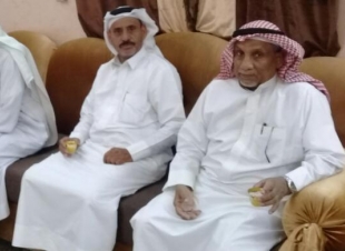 بحضور وكيل المحافظة ومشائخ الشمل رئيس لجنة التنمية بمحافظة الطوال يحتفل بتخرج أخيه