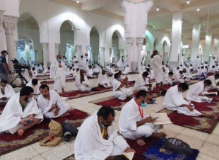 ضيوف الرحمن يصلون مسجد نمرة في أجواء إيمانية