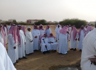 شيخ شمل آل عيسى بني حمد عمر يعقوب يتقدم المشيعين في جمثمان عمه