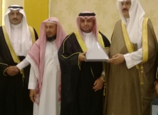 بحضور محافظ الطوال لجنةالتنمية تكرم شيخ شمل آل عيسى بني حمد