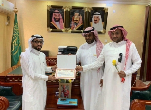 رئيس بلدية محافظة الطوال يكرم الموظف ماجد عمر يعقوب