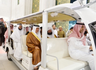 أمير مكة يفتتح مشروع تأهيل بئر زمزم والمنطقة المحيطة به في الحرم المكي 