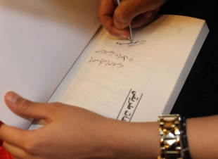 تدشين كتاب من هنا بدأت طريقي للكاتبة /ندى الحربي)