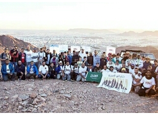 24 مكفوفاً يصعدون جبل أحد 