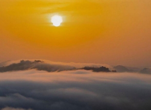 شاهد من قمة جبل رغدان.. لقطات ساحرة يعانق فيها شروق الشمس الضباب