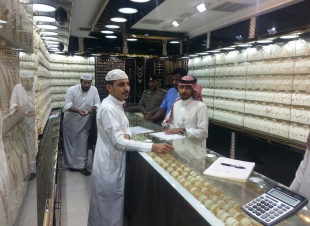 جولة تفتيش محلات الذهب في المدينة المنورة... 