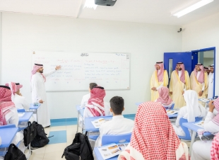 سمو نائب أمير الباحة يشارك الطلبة يومهم الدراسي الأول
