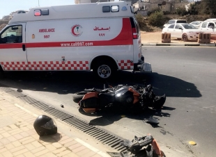 هلال الباحة يسعف مصاب دراجة نارية اثر حادث تصادم بسيارة بدوار النخلة بالباحة