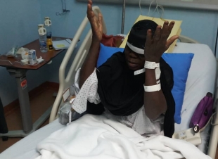 الشؤون العامة لمطوفي أفريقيا غيرالعربية تطمئن على صحة حاجة من ساحل العاج 