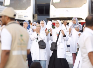 طبيبات الصحة يرفعن أكف الضراعة لله لتمكين ضيوف الرحمن إتمام حجهم