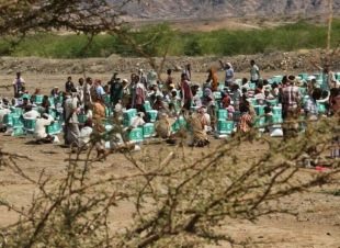 مركز الملك سلمان للإغاثة يوزع سلال غذائية في منطقة هاملي بالساحل الغربي لليمن