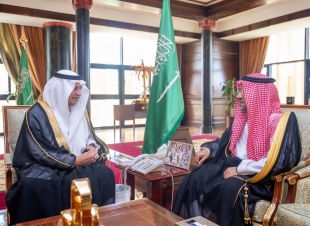 أمير تبوك يستقبل مدير فرع مركز المعلومات الوطني بمنطقة تبوك
